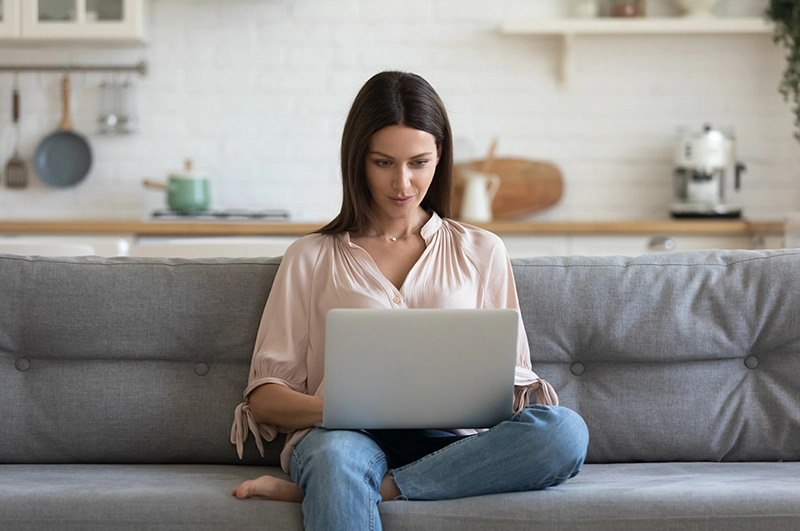Женщина ищет информацию в интернете